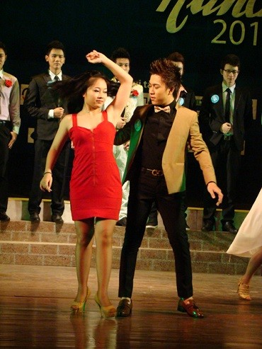 Khánh Huyền khấy động đêm chung kết bằng những vũ điệu dance sport sôi động, bốc lửa.